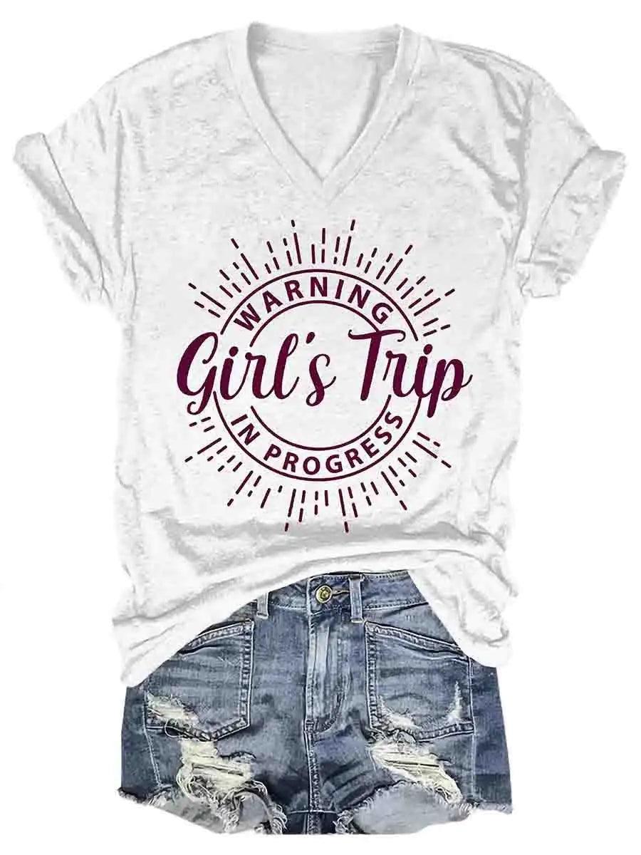 T-shirt à col en V « Avertissement de voyage » pour fille