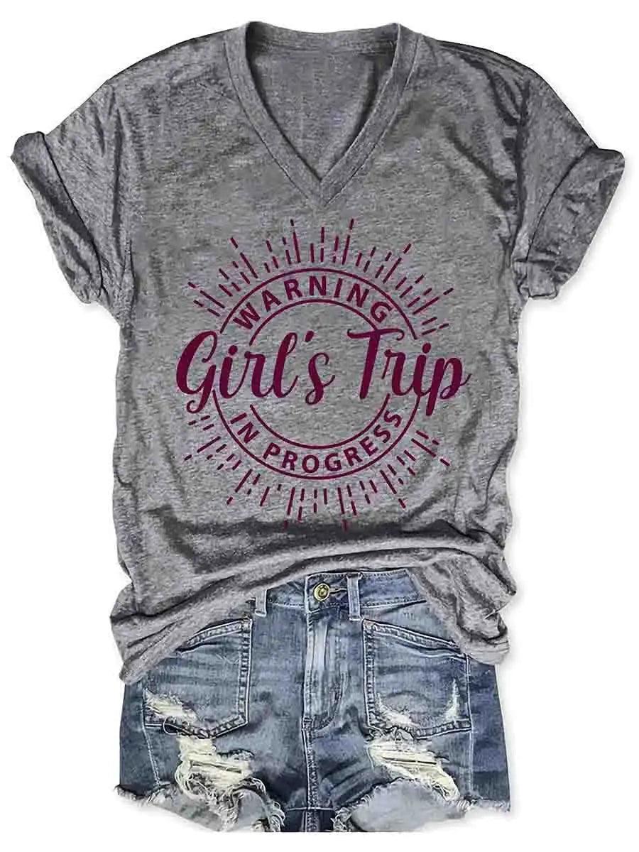T-shirt à col en V « Avertissement de voyage » pour fille